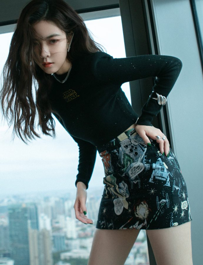 宋妍霏“腿精”本色！印花超短裙配黑色长靴，一双逆天美腿俯瞰全城(5/9)