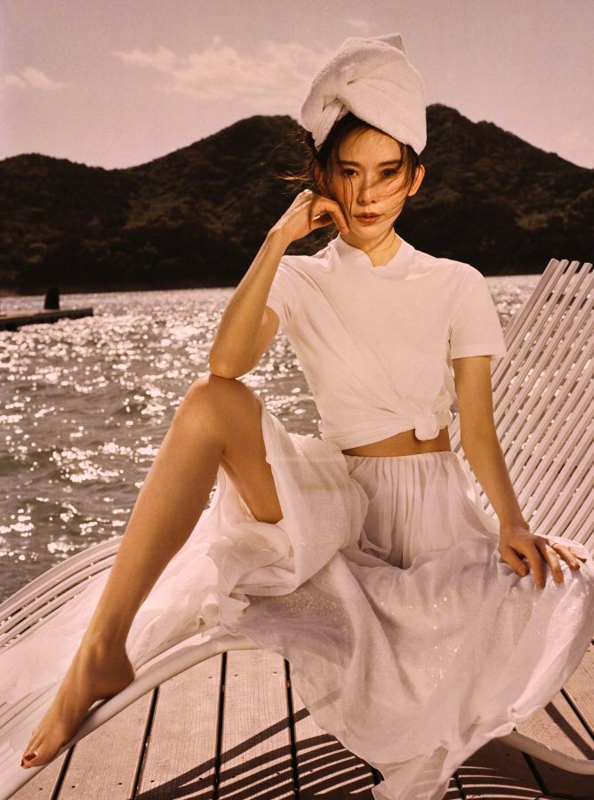 林志玲为《嘉人》七月刊拍摄山水硬照封面大秀长腿美足(6/9)