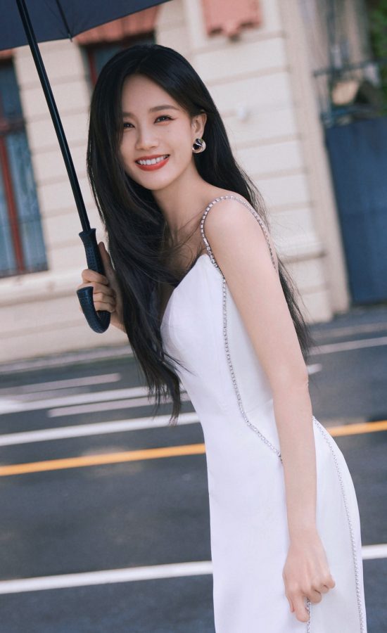 街角的浪漫邂逅李一桐！白裙女神撑伞回眸，氛围感直接拉满(2/7)