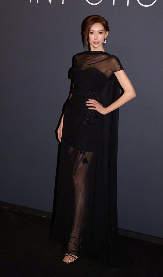 林志玲穿上看似保守的纱裙，却在行走间大秀美腿(2/3)