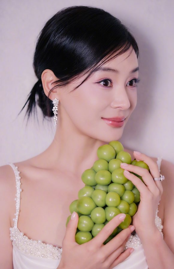 袁姗姗丝滑白裙包裹着苗条身段尽显优雅，“恨天高”也轻松驾驭！(4/6)
