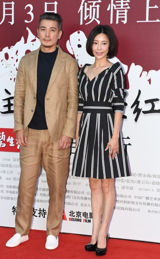 何赛飞穿黑丝袜走红地毯(3/3)