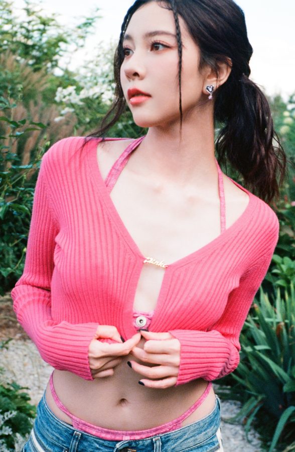 宋妍霏时尚太大胆！甜美辣妹上演“内裤外露”，一双笔直长腿在花园中更显耀眼。(16/16)