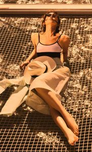 林志玲为《嘉人》七月刊拍摄山水硬照封面大秀长腿美足