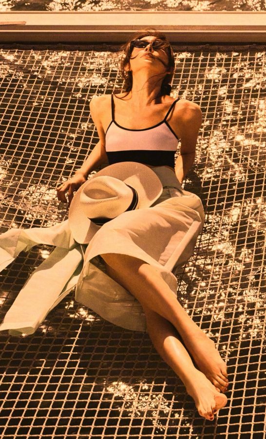 林志玲为《嘉人》七月刊拍摄山水硬照封面大秀长腿美足(8/9)