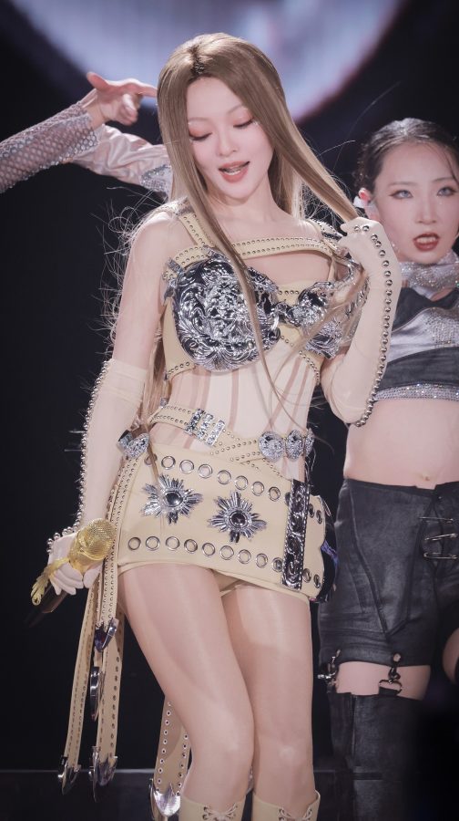 张韶涵未来女战士slay舞台！紧身战甲配肉色丝袜性感惹火(39/58)