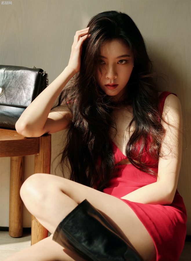 宋妍霏简约红裙难掩苗条好身材，黑色长靴下的修长美腿太吸睛(6/11)