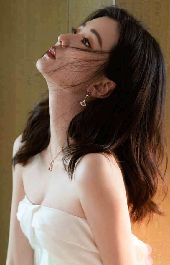 乔欣苗条身材玲珑有致，一双玉腿在裙摆下若隐若现(5/8)