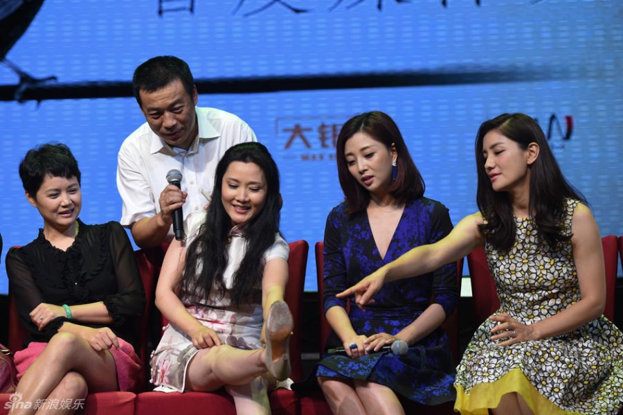 茹萍、何赛飞、殷桃、胡可同台，何赛飞抬腿秀鞋底(1/2)