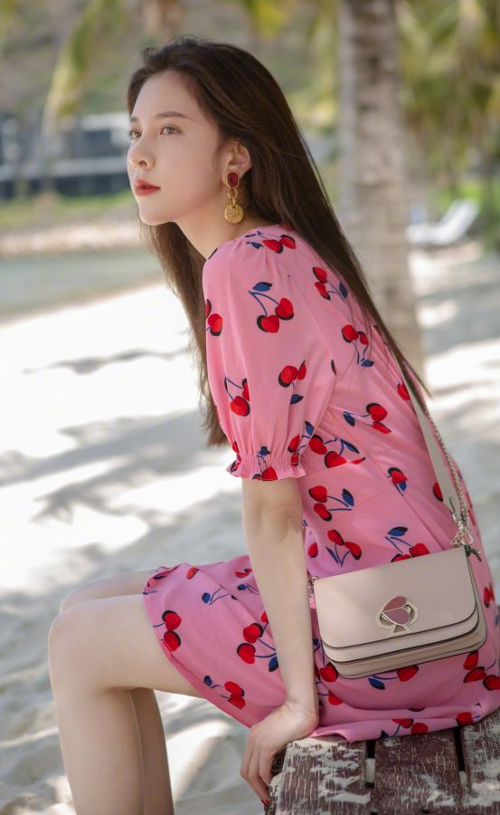 海滩上的甜美樱桃女孩宋妍霏！一袭粉色短裙大秀“牛奶肌”美腿，清纯又可爱。(2/3)