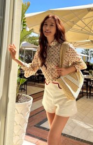 长腿美女林志玲街头随拍,一双美腿在阳光下白到发光,红色高跟鞋太抢镜!