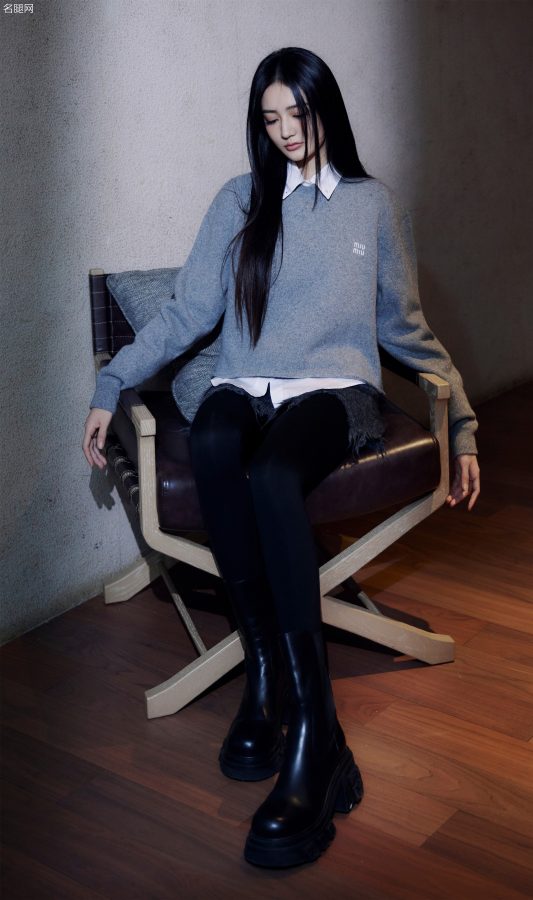 Xu Lu wears a shark coat with leather boots and holds a lollipop in her mouth(2/7)