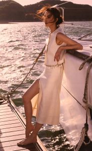 林志玲为《嘉人》七月刊拍摄山水硬照封面大秀长腿美足