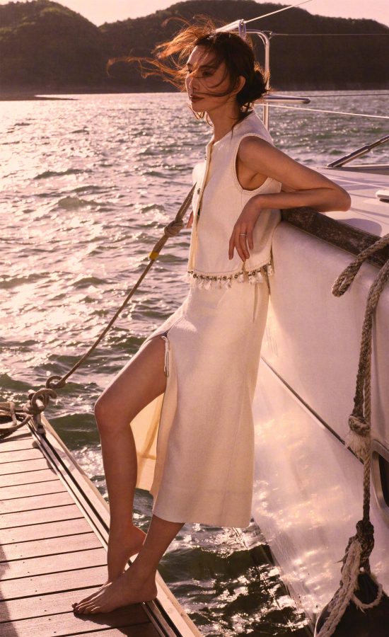 林志玲为《嘉人》七月刊拍摄山水硬照封面大秀长腿美足(7/9)