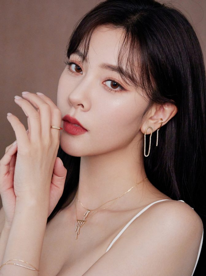 Song Yanfei showed off her sexiness in a white dress with hollow cut, and her high heels under her slender figure were the focus.(6/7)