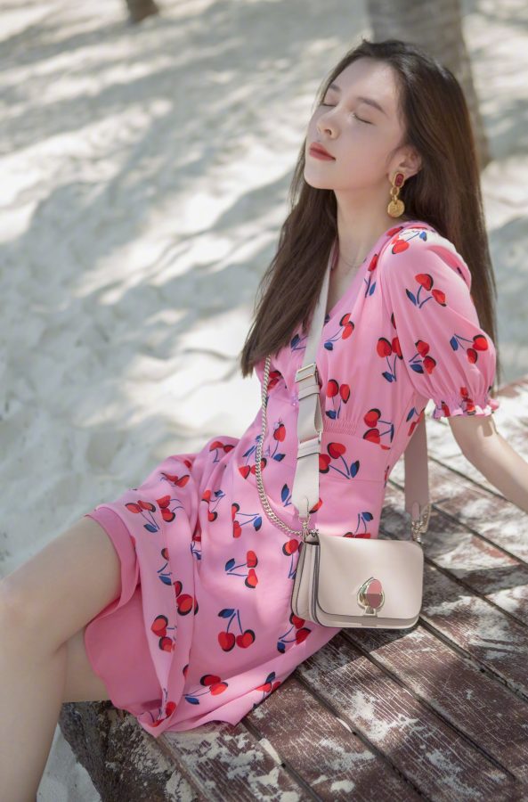 海滩上的甜美樱桃女孩宋妍霏！一袭粉色短裙大秀“牛奶肌”美腿，清纯又可爱。(3/3)