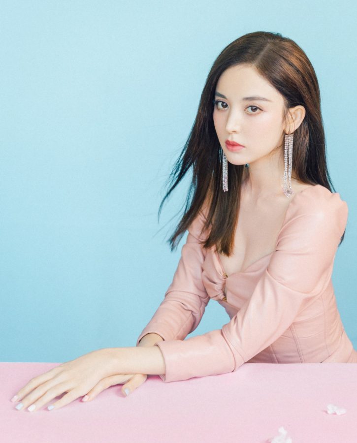 古力娜扎穿上一袭长裙勾勒出曼妙S曲线，玉足踩细带缠绕凉高跟，气质优雅又高级(11/11)