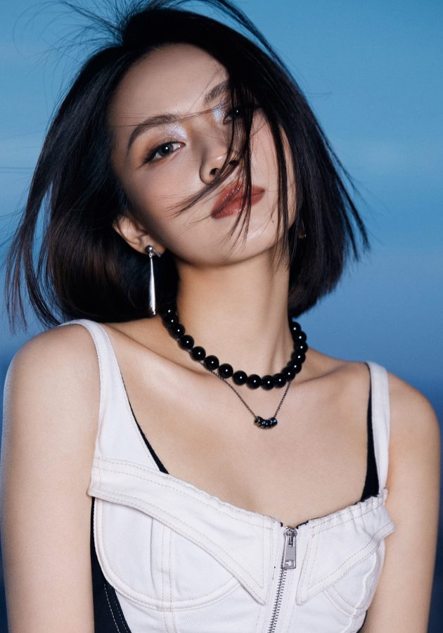 刘惜君用高跟长靴和绝世美腿，演绎都市女郎的极致酷感与苗条身材。(3/13)
