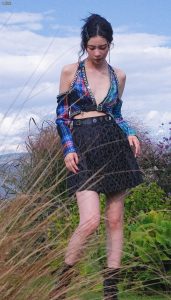 宋妍霏演绎荒野中的叛逆少女!解构式格子衫配黑短裙,一双美腿在草丛中若隐若现