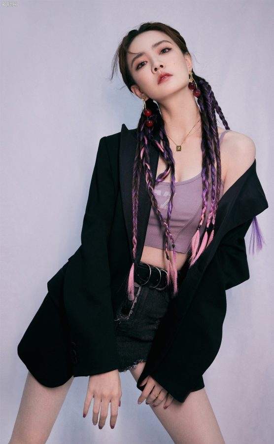 “甜酷”辣妹徐璐上线！西装半脱秀香肩，超短裙与黑色长靴之间是让人心动的美腿(2/7)