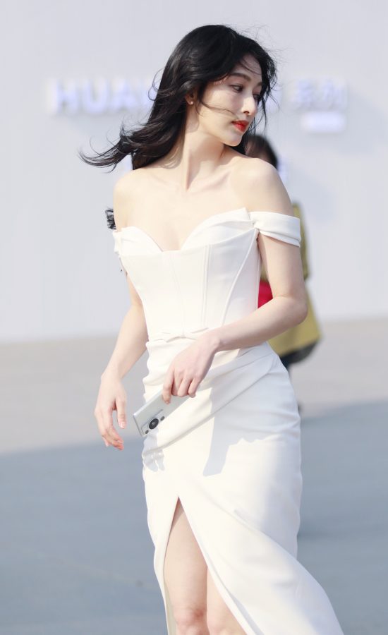 张俪穿白色“战袍”气场全开！霸气御姐西装配长裙，高开衩设计大秀逆天美腿。(20/21)