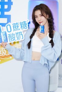 宋妍霏穿运动内衣搭配紧身瑜伽裤展露完美身材