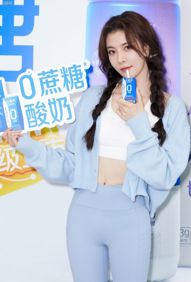 Song Yanfei shows off her perfect figure in a sports bra paired with tight yoga pants(11/16)