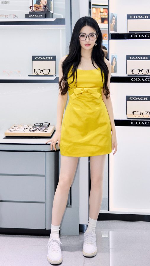 Xu Lu puts on glasses and transforms into a "pure school girl"! She wears a bright yellow suspender skirt, showing her slender legs and pure charm(3/13)