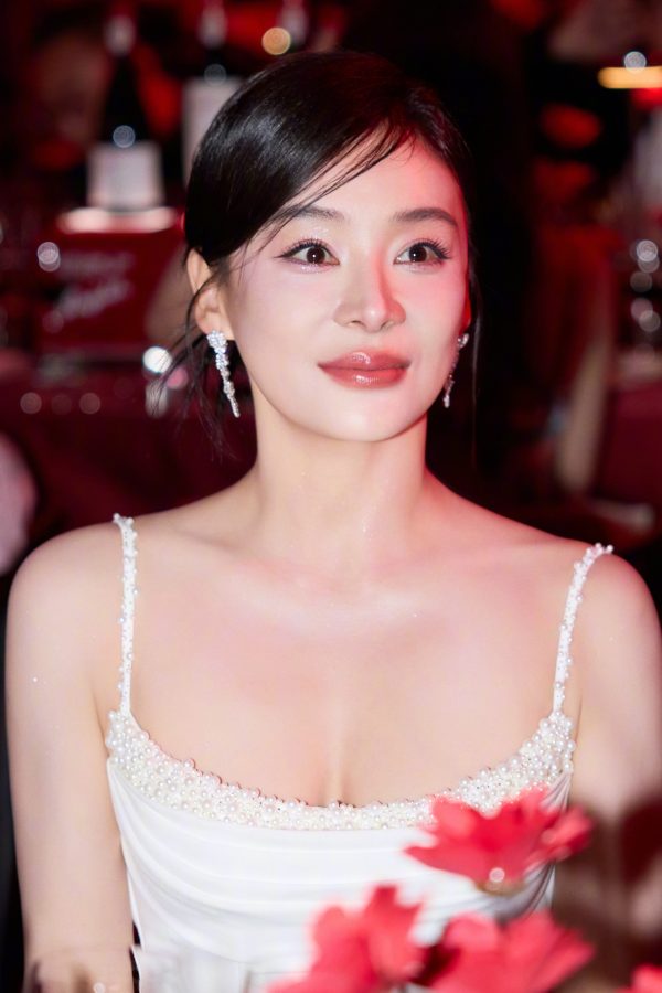 袁姗姗丝滑白裙包裹着苗条身段尽显优雅，“恨天高”也轻松驾驭！(5/6)