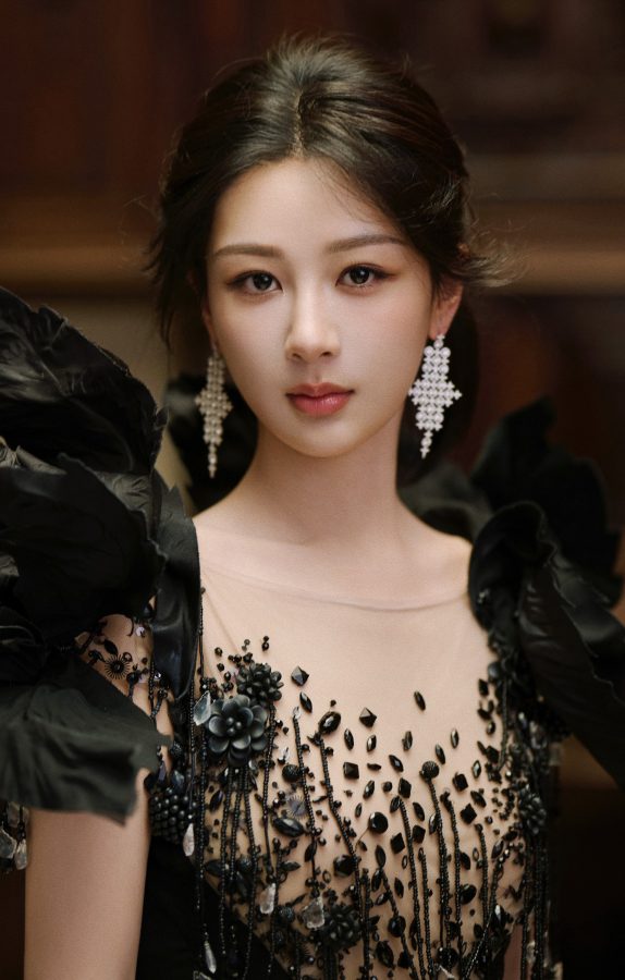 杨紫高贵优雅端坐，一双美腿在华丽黑裙下尽显诱惑。(4/5)