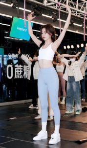 宋妍霏穿运动内衣搭配紧身瑜伽裤展露完美身材