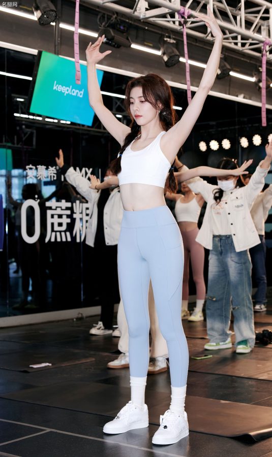 Song Yanfei shows off her perfect figure in a sports bra paired with tight yoga pants(14/16)
