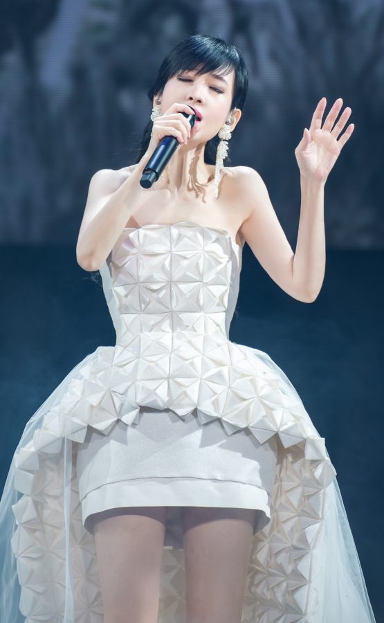 周慧敏穿白裙配肉色丝袜在演唱会舞台上如美丽的公主(2/10)