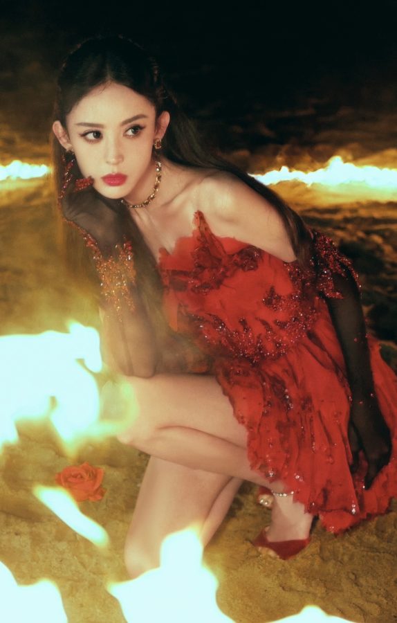 古力娜扎化身暗黑童话女王降临！一双美腿比火炬更耀眼。(6/13)