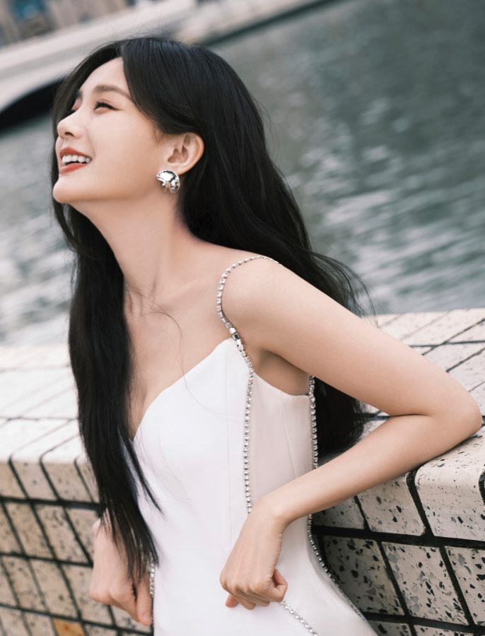 街角的浪漫邂逅李一桐！白裙女神撑伞回眸，氛围感直接拉满(4/7)
