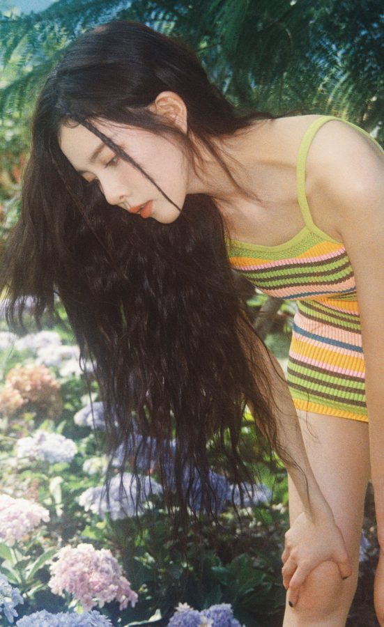 宋妍霏花丛中的彩色精灵！针织短裙大秀一双美腿(6/11)