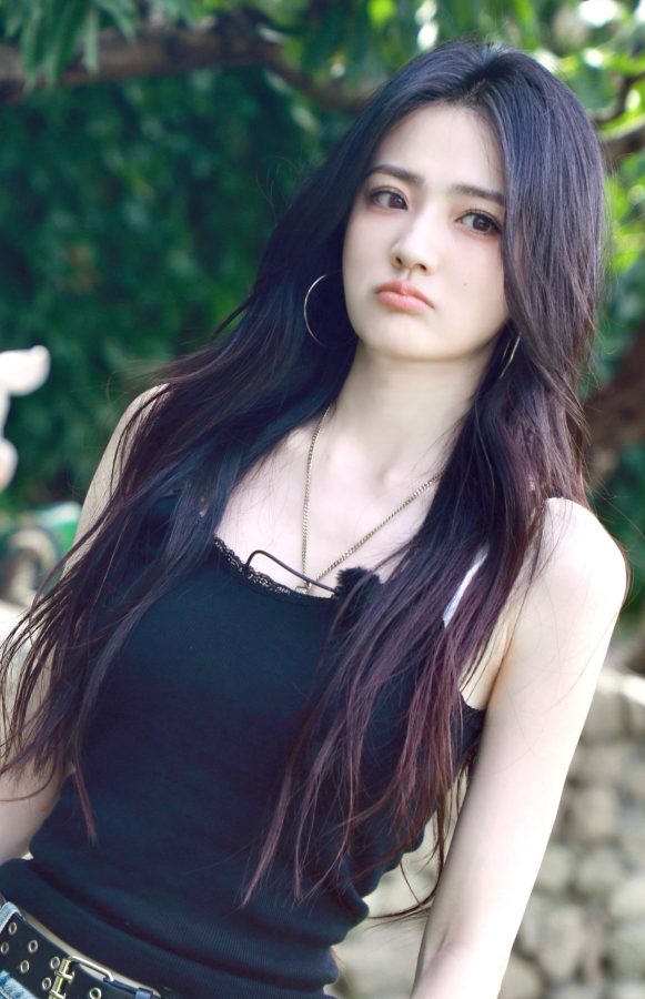 Xu Lu's slim white legs in denim shorts(6/7)