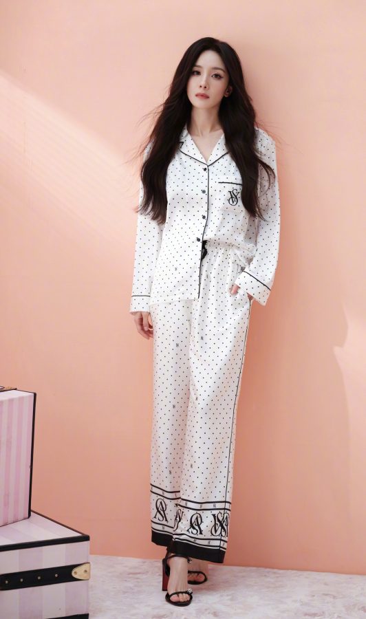 女明星室内拍摄美照，一双玉足被镜头完美记录(1/8)
