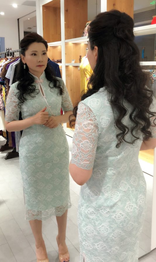 何赛飞穿紧身旗袍踩防水台高跟鞋展现成熟风韵(2/2)