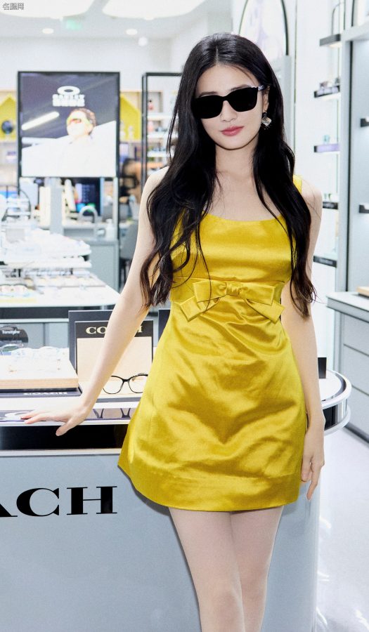 Xu Lu puts on glasses and transforms into a "pure school girl"! She wears a bright yellow suspender skirt, showing her slender legs and pure charm(5/13)