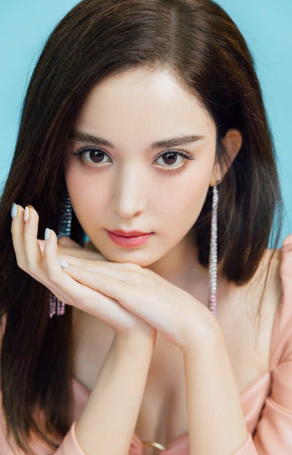 古力娜扎穿上一袭长裙勾勒出曼妙S曲线，玉足踩细带缠绕凉高跟，气质优雅又高级(8/11)