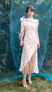 杨紫穿开叉圆点裙,玉腿美足踩绑带高跟凉鞋清纯动人