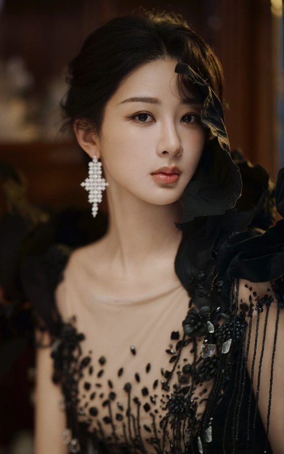 杨紫高贵优雅端坐，一双美腿在华丽黑裙下尽显诱惑。(5/5)