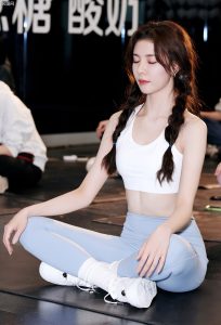 宋妍霏穿运动内衣搭配紧身瑜伽裤展露完美身材