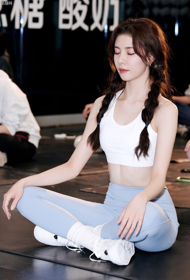Song Yanfei shows off her perfect figure in a sports bra paired with tight yoga pants(16/16)