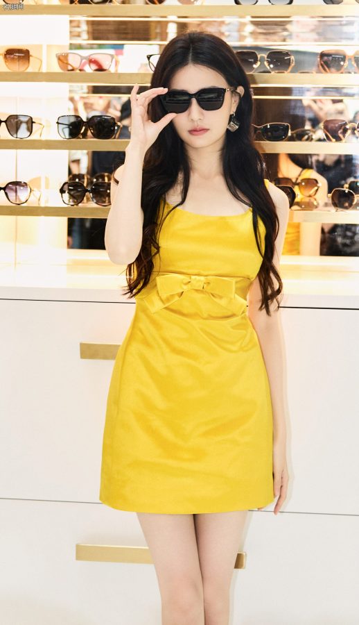 Xu Lu puts on glasses and transforms into a "pure school girl"! She wears a bright yellow suspender skirt, showing her slender legs and pure charm(4/13)
