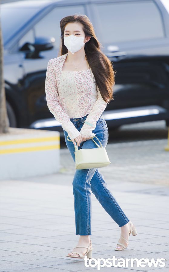 韩国女歌手裴珠泫穿牛仔裤踩高跟凉鞋外出秀玉足(8/9)