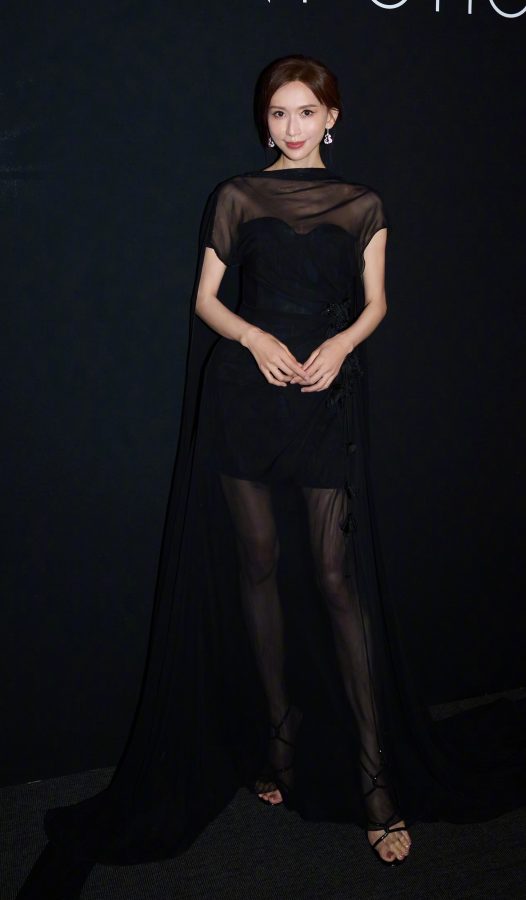 林志玲穿上看似保守的纱裙，却在行走间大秀美腿(1/3)