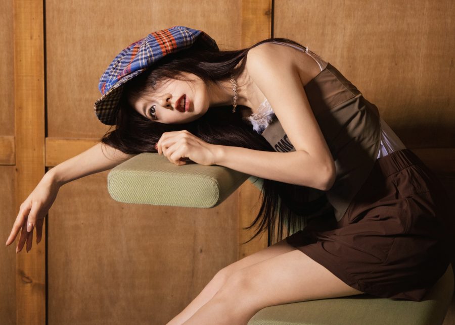Zhao Jinmai lay lazily on the sofa, her pair of beautiful legs in white socks were thin and long, so eye-catching.(14/17)