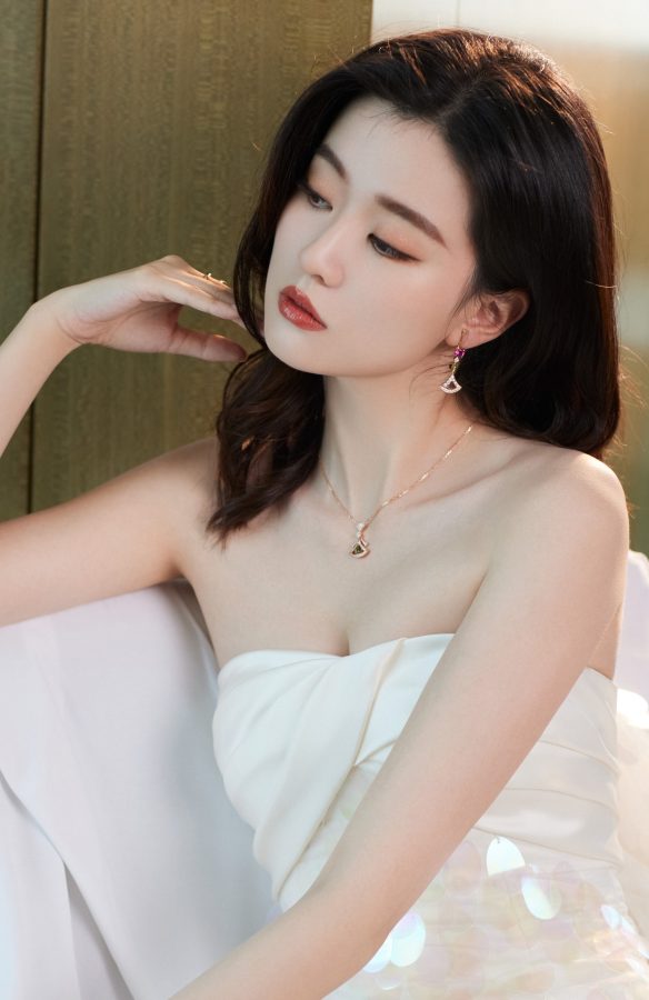 乔欣苗条身材玲珑有致，一双玉腿在裙摆下若隐若现(7/8)